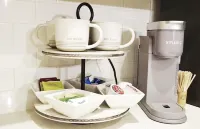 NEW Stylish Getaway Condo- 5 mil to Uptown/3 Smart TV's!