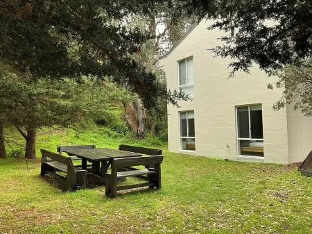 Hideaway By The Sea. 2 minute walk to the beach.  Free WIFI & LINEN