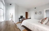 Urban 2BR/2BA Apt w/ 1 Free Parking Spot 2 miles to Lucas Oil