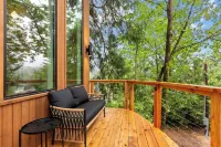 Tree House- Two bedroom plus loft- sustainable living! - Boutique