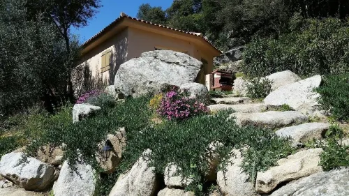 House between the rocks magnificent view of the mountains - Near Figari