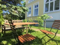 Cozy apartment with garden in the Baltic seaside resort of Göhren on Rügen 10 minutes to the beach Hotel dekat Wohnwagen-Camping