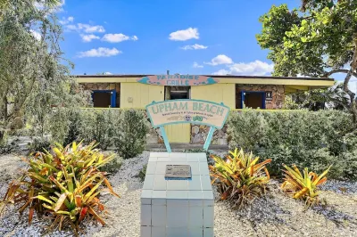 Beachfront 2 Bedroom!Summer Sale! Great Views! Walk to Beach & Restaurants!