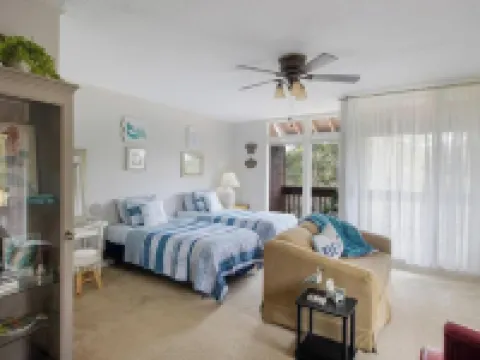Cozy upstairs Studio Condo at Diamondhead overlooking the Lake & Country Club Hotels in Diamondhead