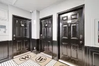 10 Minute Walk to Bars! Free Parking - Spacious Downtown Condo Hotel a 