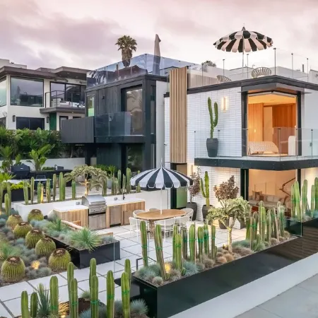 BRAND NEW LUXURY BEACHFRONT HOME @ MOONLIGHT BEACH