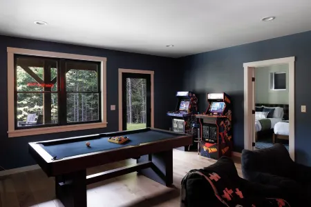 New Chalet! Sleeps 16! HotTub, Xbox, Firepit, Pool Table & More! Отели в г. Ньюри