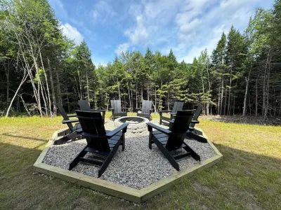 New Chalet! Sleeps 16! HotTub, Xbox, Firepit, Pool Table & More! Hotels near Sunday River Resort
