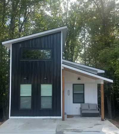 Captivating 2-bedroom, garage door house with WiFi, AC in welcoming Somerset