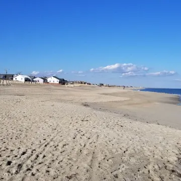 Comfortable and clean beach cottage convenient access to the beach.