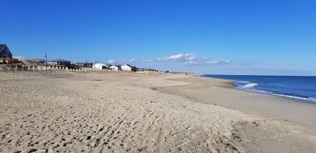 Comfortable and clean beach cottage convenient access to the beach.