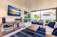 Chic Coastal Bungalow with Fire Pit, Lanai, Games & Fully Fenced Yard Hotel a Naples Park