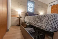 The Rocky Mount: Cozy cabin atop The New River Gorge