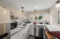The Lower Georgia Peach Studio is a sophisticated dog friendly Downtown rental!