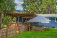 Pet friendly w/dog run, country living & mountain views close to town with wifi