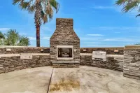 Cute/updated efficiency condo/Gulf front building/NO BALCONY OR VIEW/FREE CHAIRS