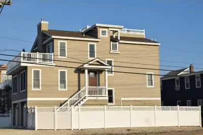 Oceanside open concept home, roof deck with ocean and sunset bay views, firepit! Hotels near Beachfront