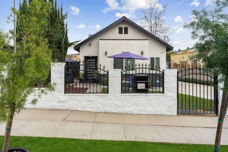 Family/pet friendly home near Hollywood & Pasadena Отели рядом с достопримечательностью «Boyer Cleaners»
