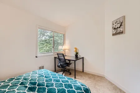 Cool Townhome opp to Crossroads Mall - 5/10 mins to Microsoft, Redmond, Kirkland