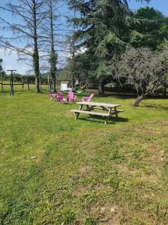 Gite LA Roche Paisible Отели в г. Сен-Жульен-де-Копель