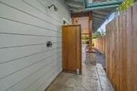Private pool and jacuzzi oasis; walk to the beach, golf, restaurants, shopping