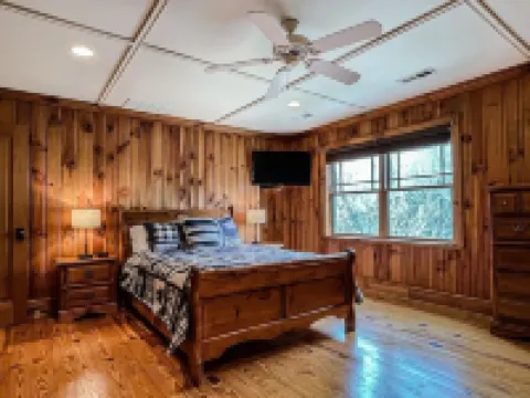 Maple Mountain Retreat! Views, Arcade Rm, Theater, Hot tub