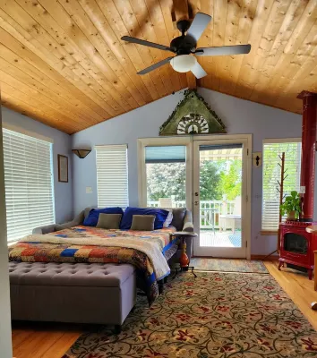 Cute private home in the heart of Yakima. Easy access to best city attractions..