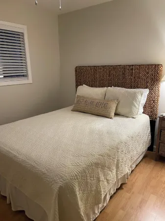 10 minutes to Ocean/beaches, stylish, inviting home on a quiet tree-lined street