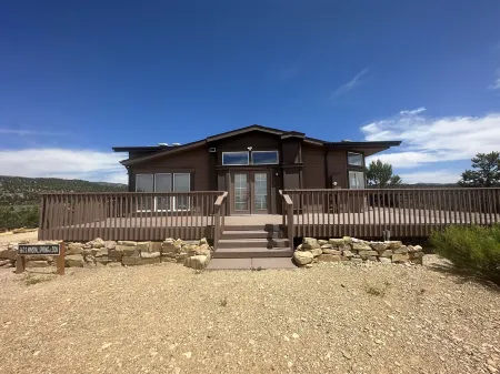 Mineral Spring at Zion. 15 Minutes to Zion's East gate! Beautiful hilltop home. Отели рядом с достопримечательностью «Checkerboard Mesa»