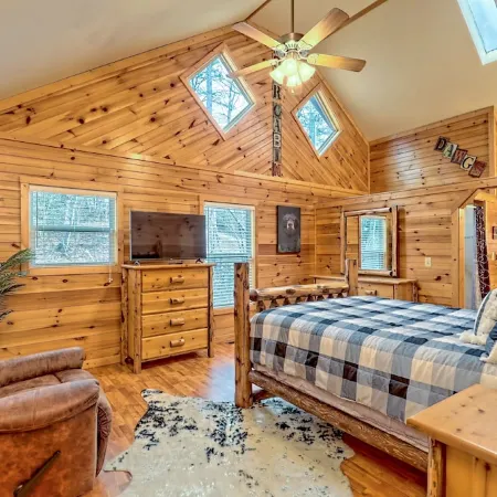 Cabin with hot tub firepit fireplace and game room area!near Helen