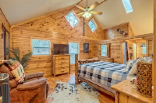 Cabin with hot tub firepit fireplace and game room area!near Helen