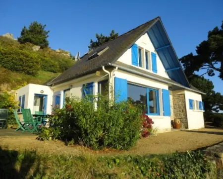 Exceptional site, feet in the water, on a wild island - all seasons Hotels in Trebeurden
