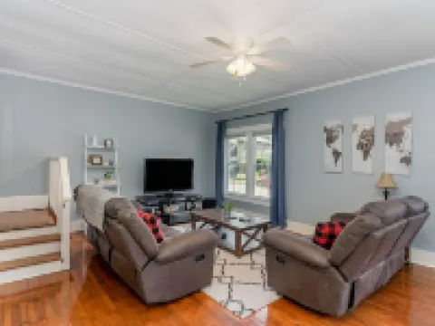 Updated historic 3b1.5b house minutes from old downtown w/ deck & work space Hotels in Lee County