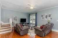 Updated historic 3b1.5b house minutes from old downtown w/ deck & work space