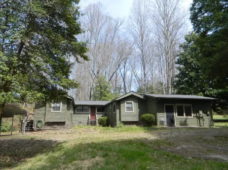 Primo location, Unique layout with lots of privacy, bring your pup!