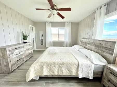 Sunrise Ocean View Property, Walk to the Sand!Huchinson Island 2Bed/2Bath