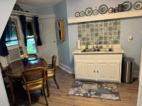Charming and Historic Holly Cottage Carriage House in Downtown Tyler