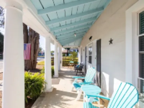 The Lyellton House: 6 Bd 4Ba - Steps to Shops & Shore - Pet Friendly Hotels in Colonial Beach