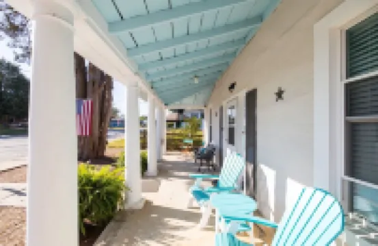 The Lyellton House: 6 Bd 4Ba - Steps to Shops & Shore - Pet Friendly