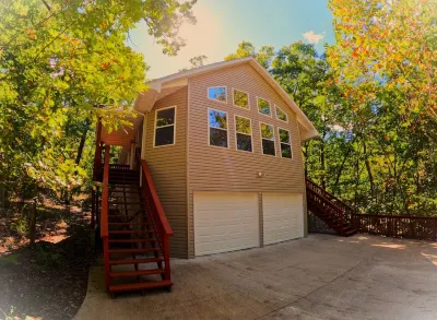 Charming  Private Setting Tree House, Fully Immersed In Nature On 2+ Acres