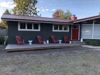 Cozy home next to airport with fenced backyard and lots of sun! Hotels near جونو