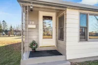 Large Cozy Home, Family/Group Friendly, Large Yard, Only 6 Miles To Duluth, MN Các khách sạn gần Harrington Arts Center