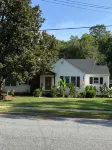 Downtown Greer House Walkable to Shops, Restaurants, & Park. Fenced in Backyard. グリーンビル・スパータンバーグ国際空港周辺のホテル