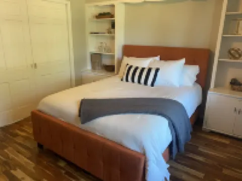 Newly Remodel - 1 Mile to Stadium-Sleeps 8