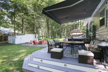 Walk to Lake & Pool! Hot Tub, Air Hockey, Pool Table, Boat Rental, BBQ, Fire Pit