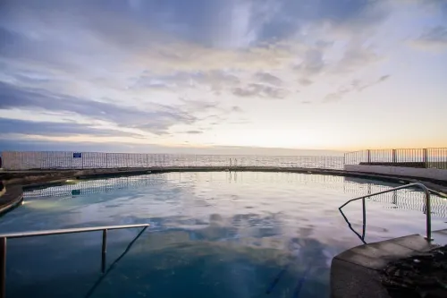 Oceanfront Condo Complex on Alii 1 bdrm,, Salt,Freshwater Pools Newly renovated