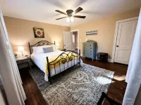 Fun House/King Bed - Close to Town/Full of Entertainment!