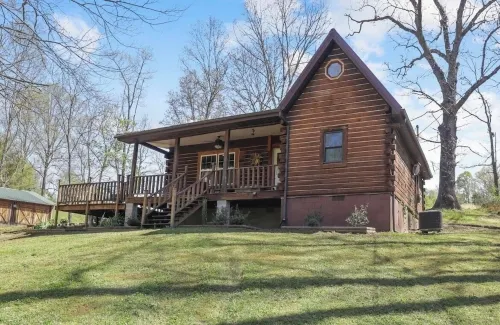 Secluded Cabin near Hocking Hills - pet friendly!