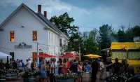 Coveted Public House suite, food trucks & craft beer on site, walk to UNH & town Hotels near Durham Landing