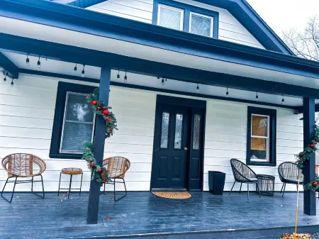 Modern 4 bed Lake House Steps from Browns Lake w. Arcade Room + Private Beach